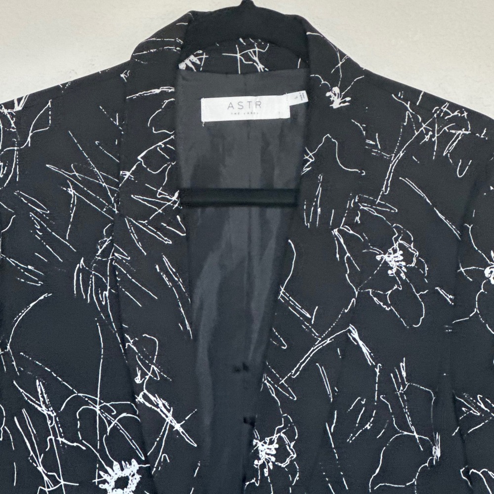 ASTR The Label Black White Abstract Floral Sketch Print Blazer Jacket Size Large - Picture 3 of 11